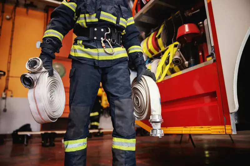 Les pompiers font trop de bruit, il détruit leur matériel avec un marteau